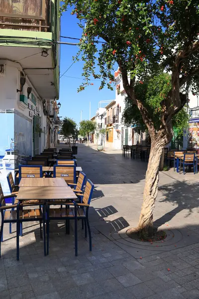 Denia, Alicante, İspanya - 18 Mayıs 2025: Baix La Mar mahallesindeki bar terasları ve restoranlar