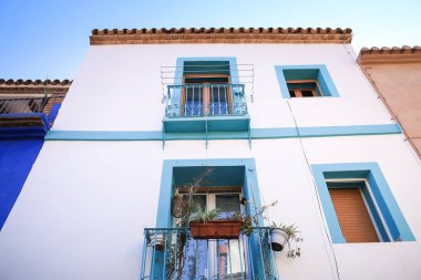 Denia 'nın Baix La Mar mahallesinde beyazlar tarafından yıkanmış cepheler.