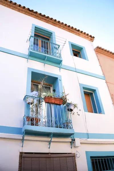 Denia 'nın Baix La Mar mahallesinde beyazlar tarafından yıkanmış cepheler.