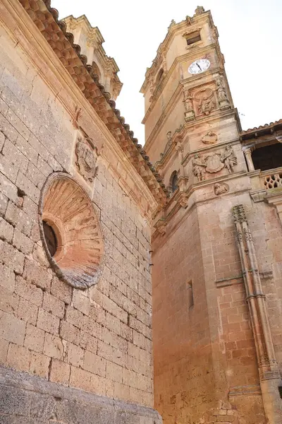 Alcaraz, Albacete, İspanya... 1 Mayıs 2025 'te Alcaraz şehrinin ana meydanında bulunan Santisima Trinidad kilise cephesi ve Tardon Kulesi.