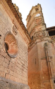 Alcaraz, Albacete, İspanya... 1 Mayıs 2025 'te Alcaraz şehrinin ana meydanında bulunan Santisima Trinidad kilise cephesi ve Tardon Kulesi.