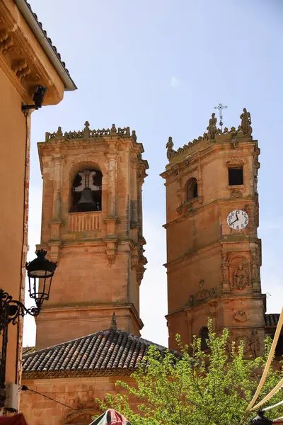 Tardon ve saat kulesi Alcaraz kasabasının ana meydanında, Albacete, İspanya