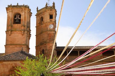 Albacete, İspanya 'daki Alcaraz kasabasının ana meydanındaki Tardon ve saat kulesi. Alfonsi Ortaçağ pazarı için Plaza Belediye Başkanındaki çelenkler