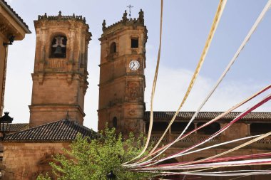 Albacete, İspanya 'daki Alcaraz kasabasının ana meydanındaki Tardon ve saat kulesi. Alfonsi Ortaçağ pazarı için Plaza Belediye Başkanındaki çelenkler