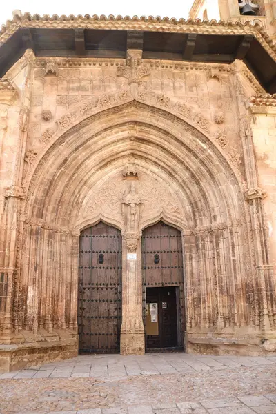 Alcaraz, Albacete, İspanya - 1 Mayıs 2025: Alcaraz kasabasında bulunan Santisima Trinidad Kilisesi 'nin Ana Portal mimari detayları