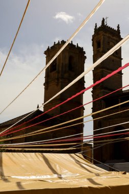 Albacete, İspanya 'daki Alcaraz kasabasının ana meydanındaki Tardon ve saat kuleleri. Alfonsi Ortaçağ pazarı için Plaza Belediye Başkanındaki çelenkler