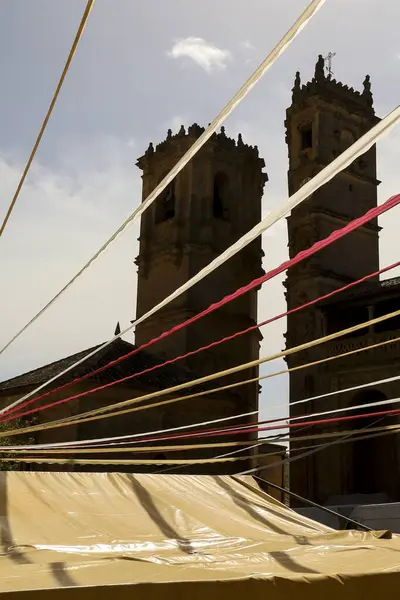 Albacete, İspanya 'daki Alcaraz kasabasının ana meydanındaki Tardon ve saat kuleleri. Alfonsi Ortaçağ pazarı için Plaza Belediye Başkanındaki çelenkler