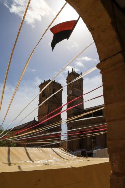 Albacete, İspanya 'daki Alcaraz kasabasının ana meydanındaki Tardon ve saat kuleleri. Alfonsi Ortaçağ pazarı için Plaza Belediye Başkanındaki çelenkler