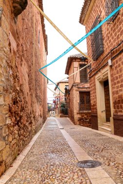 Alcaraz, Albacete, İspanya - 2 Mayıs 2025: Alfonsi Ortaçağ pazarını kutlayan, çelenklerle süslenmiş eski Alcaraz kasabası