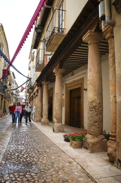 Alcaraz, Albacete, İspanya - 2 Mayıs 2025: Alfonsi Ortaçağ pazarını kutlayan, çelenklerle süslenmiş eski Alcaraz kasabası