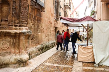 Alcaraz, Albacete, İspanya - 2 Mayıs 2025: Alfonsi Ortaçağ pazarını kutlayan, çelenklerle süslenmiş eski Alcaraz kasabası