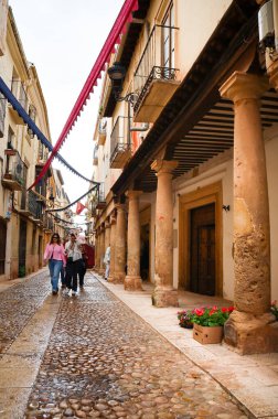 Alcaraz, Albacete, İspanya - 2 Mayıs 2025: Alfonsi Ortaçağ pazarını kutlayan, çelenklerle süslenmiş eski Alcaraz kasabası