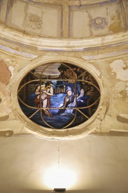 Alcaraz, Albacete, İspanya - 1 Mayıs 2025 Alcarsima Trinidad kasabasındaki Vaftiz Kilisesi 'nin lekeli cam penceresi