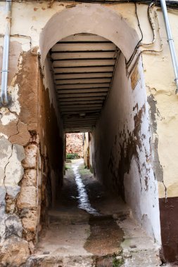 Alcaraz, Albacete, İspanya - 2 Mayıs 2025: Eski Alcaraz kasabasında tarihi evler ile dar geçit