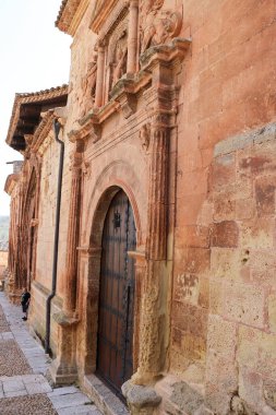 Alcaraz, Albacete, İspanya - 1 Mayıs 2025: Alcaraz kasabasındaki Santisima Trinidad Kilisesi