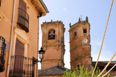 Tardon ve saat kulesi Alcaraz kasabasının ana meydanında, Albacete, İspanya