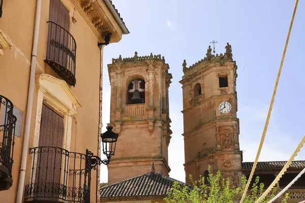 Tardon ve saat kulesi Alcaraz kasabasının ana meydanında, Albacete, İspanya