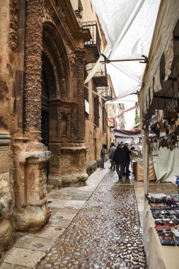 Alcaraz, Albacete, İspanya - 2 Mayıs 2025: Alfonsi Ortaçağ pazarını kutlayan, çelenklerle süslenmiş eski Alcaraz kasabası