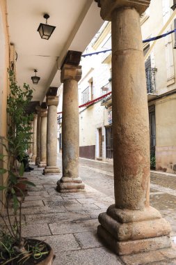 Alcaraz, Albacete, İspanya - 2 Mayıs 2025: Alcaraz kasabasında tarihi evleri olan Calle Belediye Başkanı denilen Dar Sokak