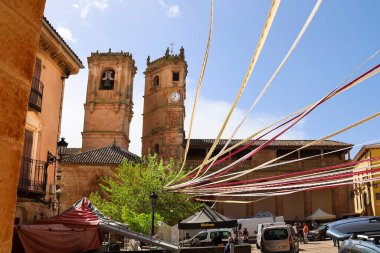 Alcaraz, Albacete, İspanya 2 Mayıs 2025 'te Alfonsi Ortaçağ pazarı için çelenklerle süslenmiş Alcaraz kasabasının ana meydanı olan Plaza Belediye Başkanı