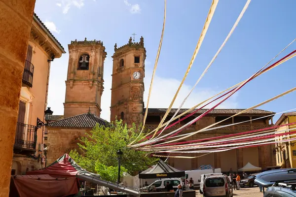 Alcaraz, Albacete, İspanya 2 Mayıs 2025 'te Alfonsi Ortaçağ pazarı için çelenklerle süslenmiş Alcaraz kasabasının ana meydanı olan Plaza Belediye Başkanı