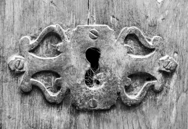 Alcaraz kasabası, Albacete, İspanya 'da ahşap kapılı eski ve paslı kilit