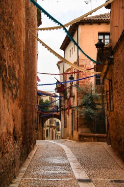 Alfonsi Ortaçağ pazarını kutlayan, çelenklerle süslenmiş eski Alcaraz kasabası. Alcaraz kasabası, Albacete ili, İspanya