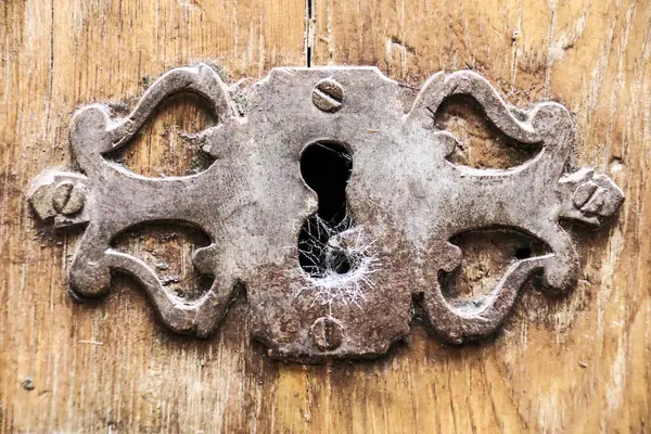 Alcaraz kasabası, Albacete, İspanya 'da ahşap kapılı eski ve paslı kilit