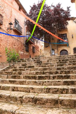 Alfonsi Ortaçağ pazarını kutlayan, çelenklerle süslenmiş eski Alcaraz kasabası. Alcaraz kasabası, Albacete ili, İspanya