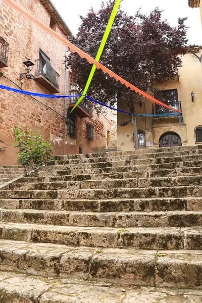 Alfonsi Ortaçağ pazarını kutlayan, çelenklerle süslenmiş eski Alcaraz kasabası. Alcaraz kasabası, Albacete ili, İspanya