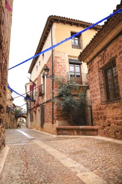 Alcaraz, Albacete, İspanya - 2 Mayıs 2025: Alfonsi Ortaçağ pazarını kutlayan, çelenklerle süslenmiş eski Alcaraz kasabası