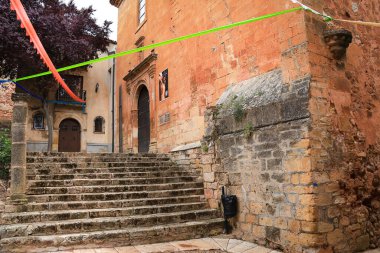 Alcaraz, Albacete, İspanya - 2 Mayıs 2025: Eski Alcaraz kasabasındaki San Miguel kilisesi, Alfonsi Ortaçağ pazarını kutlamak için çelenklerle süslenmişti.