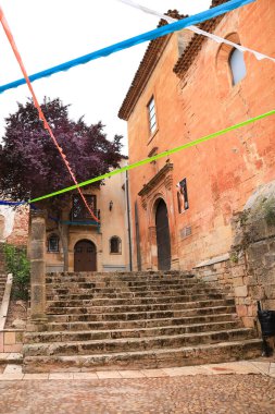 Alcaraz, Albacete, İspanya - 2 Mayıs 2025: Eski Alcaraz kasabasındaki San Miguel kilisesi, Alfonsi Ortaçağ pazarını kutlamak için çelenklerle süslenmişti.