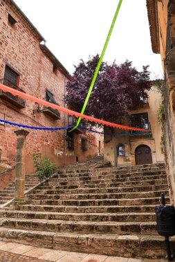 Alcaraz, Albacete, İspanya - 2 Mayıs 2025: Alfonsi Ortaçağ pazarını kutlayan, çelenklerle süslenmiş eski Alcaraz kasabası