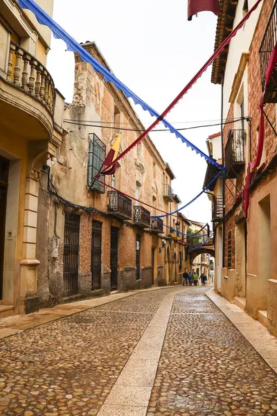 Alcaraz, Albacete, İspanya - 2 Mayıs 2025: Alfonsi Ortaçağ pazarını kutlayan, çelenklerle süslenmiş eski Alcaraz kasabası