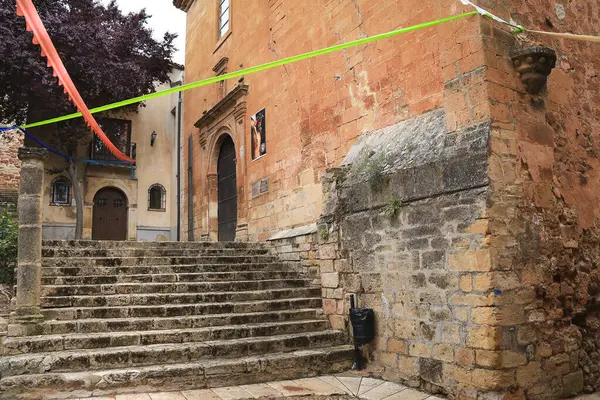 Alcaraz, Albacete, İspanya - 2 Mayıs 2025: Eski Alcaraz kasabasındaki San Miguel kilisesi, Alfonsi Ortaçağ pazarını kutlamak için çelenklerle süslenmişti.