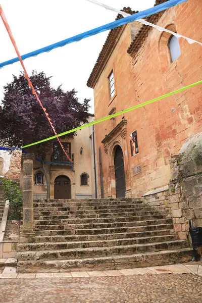 Alcaraz, Albacete, İspanya - 2 Mayıs 2025: Eski Alcaraz kasabasındaki San Miguel kilisesi, Alfonsi Ortaçağ pazarını kutlamak için çelenklerle süslenmişti.