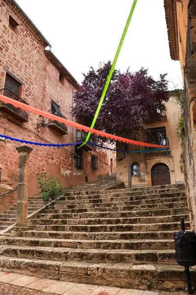 Alcaraz, Albacete, İspanya - 2 Mayıs 2025: Alfonsi Ortaçağ pazarını kutlayan, çelenklerle süslenmiş eski Alcaraz kasabası