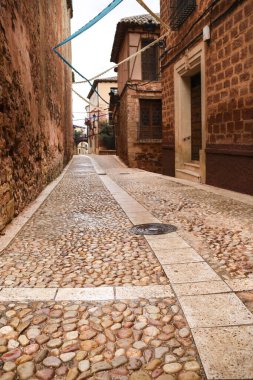 Alcaraz, Albacete, İspanya - 2 Mayıs 2025: Alfonsi Ortaçağ pazarını kutlayan, çelenklerle süslenmiş eski Alcaraz kasabası