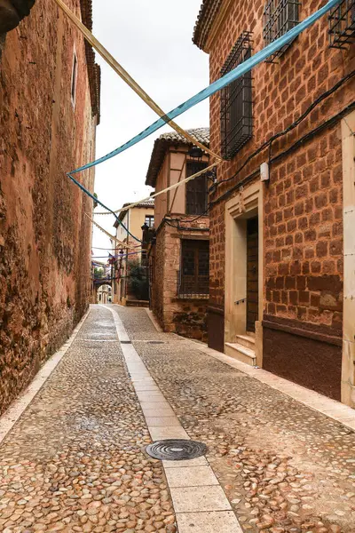 Alcaraz, Albacete, İspanya - 2 Mayıs 2025: Alfonsi Ortaçağ pazarını kutlayan, çelenklerle süslenmiş eski Alcaraz kasabası