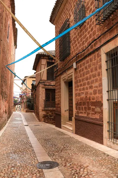 Alcaraz, Albacete, İspanya - 2 Mayıs 2025: Alfonsi Ortaçağ pazarını kutlayan, çelenklerle süslenmiş eski Alcaraz kasabası