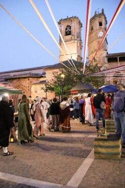 Alcaraz, Albacete, İspanya - 2 Mayıs 2025: Eski Alcaraz kasabasındaki Alfonsi Ortaçağ Pazarı