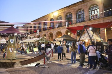 Alcaraz, Albacete, İspanya - 2 Mayıs 2025: Eski Alcaraz kasabasındaki Alfonsi Ortaçağ Pazarı