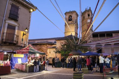 Alcaraz, Albacete, İspanya - 2 Mayıs 2025: Eski Alcaraz kasabasındaki Alfonsi Ortaçağ Pazarı