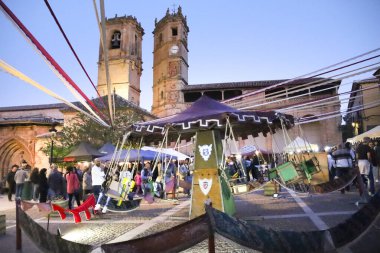 Alcaraz, Albacete, İspanya - 2 Mayıs 2025: Eski Alcaraz kasabasındaki Alfonsi Ortaçağ Pazarı