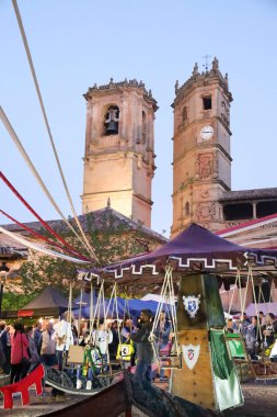 Alcaraz, Albacete, İspanya - 2 Mayıs 2025: Eski Alcaraz kasabasındaki Alfonsi Ortaçağ Pazarı