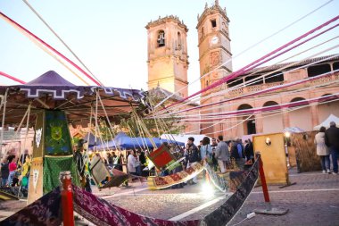 Alcaraz, Albacete, İspanya - 2 Mayıs 2025: Eski Alcaraz kasabasındaki Alfonsi Ortaçağ Pazarı