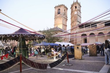 Alcaraz, Albacete, İspanya - 2 Mayıs 2025: Eski Alcaraz kasabasındaki Alfonsi Ortaçağ Pazarı