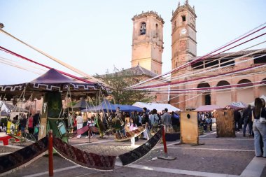 Alcaraz, Albacete, İspanya - 2 Mayıs 2025: Eski Alcaraz kasabasındaki Alfonsi Ortaçağ Pazarı