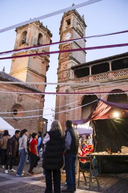 Alcaraz, Albacete, İspanya - 2 Mayıs 2025: Eski Alcaraz kasabasındaki Alfonsi Ortaçağ Pazarı